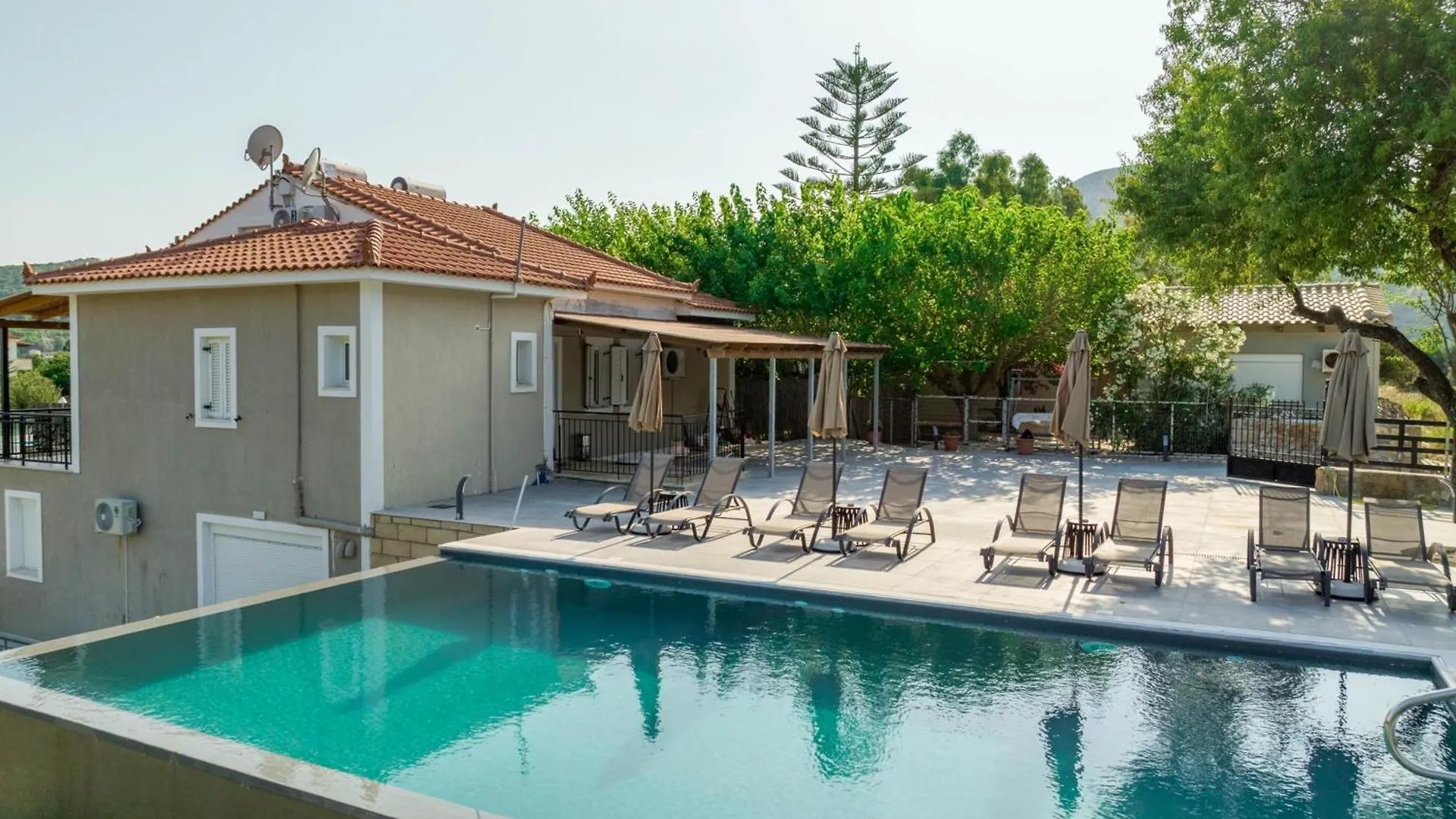Contacts de Iphigenia Apartments At Katelios